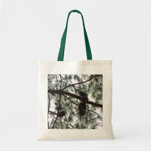 Tote Bag Photo hivernale sous le pin couvert de neige