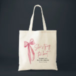 Tote Bag Pink Bow Elle noue la Bachelorette Party Knot<br><div class="desc">Présentez le Sac fourre-tout de la fête de la Bachelorette Pink Bow She's Tying the Knot - l'accessoire parfait pour célébrer la future mariée! Ce sac fourre-tout chic est décoré d'un élégant arc rose avec l'expression "She's Tying the Knot", ajoutant une touche d'élégance à toute soirée de bachelorette. Fabriqué en...</div>