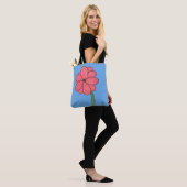 Tote Bag Pink Flower Full with Blue background (Sur le modèle)