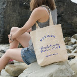 Tote Bag Plage Bachelorette Rétro Moderne Personnalisé<br><div class="desc">Cette fourre-tout allie sans effort charme rétro et modernité,  créant un accessoire élégant et fonctionnel pour votre escapade en bachelorette. Personnalisez-le avec des noms,  des dates ou un message spécial,  ce qui en fait un gardien unique et chéri pour votre fête nuptiale.</div>
