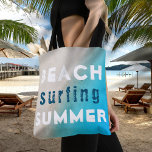 Tote Bag Plage Surf Typographie Été Sable Océan<br><div class="desc">Plage Surf Été Typographie Sable Sac fourre-tout Océan. Plage surf Typographie estivale en blanc et bleu sur sable et arrière - plan de l'océan. Vacances estivales pour vous. Vous pouvez modifier n'importe quel texte sur le sac.</div>