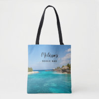 Plage tropicale pittoresque avec huttes de chaume