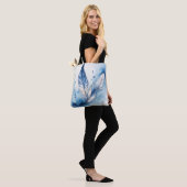 Tote Bag Plume Bleue Sereine (Sur le modèle)