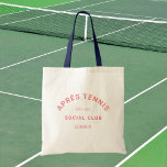 Tote Bag Poignée de la Marine Après Tennis Social Club Cres<br><div class="desc">Après Tennis Social Club Pink Crest, bracelet marine, sac fourre-tout de tennis. Personnalisez avec l'année et l'emplacement. Parfait pour transporter vos essentiels de tennis, comme cadeau pour un amoureux du tennis ou comme sacs-cadeaux pour un bachelier à thème de tennis ou une fête de bachelorette. Conçu pour correspondre à notre...</div>