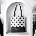 Tote Bag Pois Chic noir et blanc avec Monogramme<br><div class="desc">Un design chic,  toujours dans le style,  avec des pois noirs sur un arrière - plan blanc avec un monogramme personnalisé que vous pouvez modifier avec votre nom ou autre texte désiré. Ce fourre-tout fait un merveilleux cadeau personnalisé pour quelqu'un de spécial.</div>