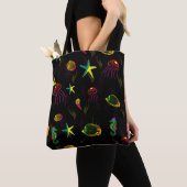 Tote Bag Poisson jaune, noir et marron sans soudure motif.  (De près)