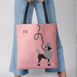 Tote Bag Poodle Jupe Chien Rétro rose les années 50 Moderne<br><div class="desc">Ce mignon sac fourre-tout tout-en-plan de caniche français des années 1950 est dérivé des jupes de caniche classiques des années 1950. Le joli chien vintage noir et gris a des pompons de fourrure avec de mignons pois et un arc rose sur la tête. Il a aussi une laisse noire en...</div>