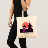 Tote Bag Poupée japonaise kokeshi au temple au coucher du s (Devant (produit))