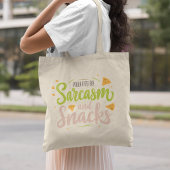 Tote Bag Powered by Sarcasm and Snacks - Amusant et humoris