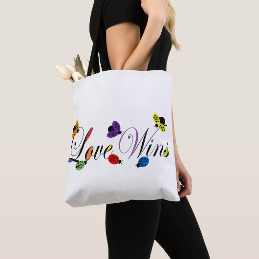 Tote Bag PRIDE Couleurs arc-en-ciel Ladybugs L'amour gagne (De près)