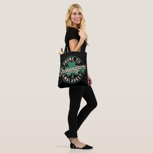 Tote Bag Prone To Shenanigans & Malarkey St Patrick's Day (Sur le modèle)
