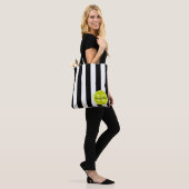 Tote Bag Rayure Noir et Blanc avec Monogramme Vert Citron (Sur le modèle)