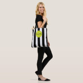 Tote Bag Rayure Noir et Blanc avec Monogramme Vert Citron (Sur le modèle)
