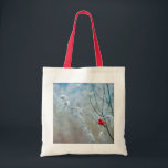 Tote Bag Red Cardinal dans Winter Nature Photo de Christmas<br><div class="desc">Un sac fourre-tout avec une photo nature pittoresque avec un cardinal rouge vif. Contrasté par rapport à un arrière-plan hivernal extérieur avec la neige tombant doucement vers le bas.</div>