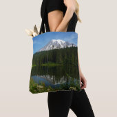Tote Bag Réflexion du lac Rainier avec Fleurs sauvages (De près)