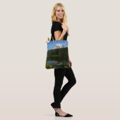 Tote Bag Réflexion du lac Rainier avec Fleurs sauvages (Sur le modèle)