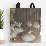 Tote Bag Répétition de ballet sur scène | Edgar Degas<br><div class="desc">Répétition de ballet sur scène (1874) | La répétition de ballet sur scène d’Edgar Degas capture un moment intime en coulisses où des danseurs de ballet se préparent à une représentation. La composition comprend des danseurs qui s'étirent, qui s'exercent à poser et qui s'engagent dans une conversation décontractée, dans un...</div>