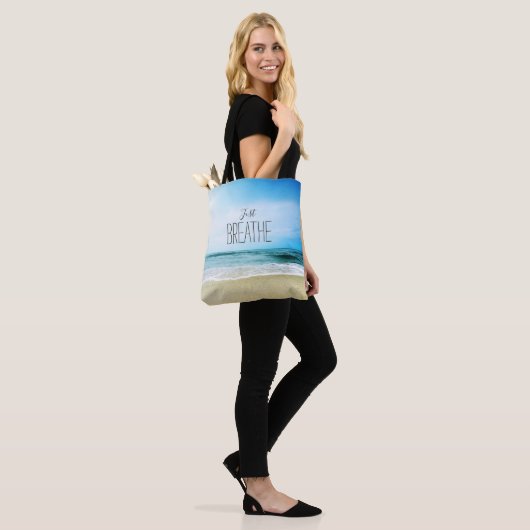 Tote Bag Respirez simplement à la plage (Sur le modèle)