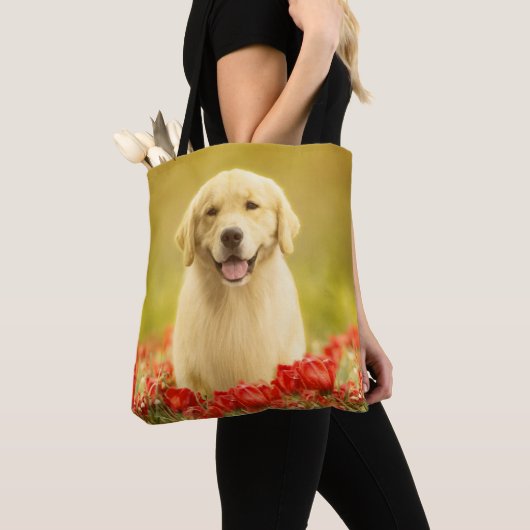 Tote Bag Retraité d'or dans les fleurs rouges (De près)