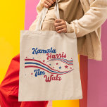 Tote Bag Retro Kamala Harris Tim Walz Cute Election<br><div class="desc">Ce mignon sac fourre-tout rétro Kamala Harris Tim Walz présente des étoiles et des rayures ondulées en bleu et rouge pour les USA. Un cadeau patriotique cool démocrate américain en police vintage amusante.</div>