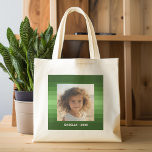 Tote Bag Retro Stripes - Christmas Green - Simple Photo<br><div class="desc">Tons de motif à bandes vertes avec une zone de texte simple pour un nom et une date. Ajoutez votre selfie favori ou votre instantané de famille. Utilisez une photo pour créer ce cadeau photo unique et personnel. L'arrière - plan comprend un motif rétro à rayures avec une mise à...</div>