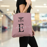 Tote Bag RN Infirmière inscrite Monogramme rose pâle<br><div class="desc">Personnalisez le monogramme et le nom sur cette élégante conception d'infirmière autorisée par la RN. Conçu par Thisisnotme©</div>