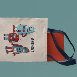 Tote Bag Robots rétro mignons Sci-Fi personnalisé<br><div class="desc">Ce sac fourre-tout est prêt à être personnalisé avec un nom en lettres bleu marine et présente de jolies illustrations de robots de style rétro dans les tons bleu et rouge.</div>