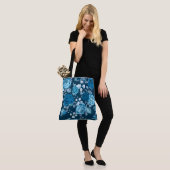 Tote Bag Rose bleu (Sur le modèle)