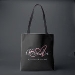 Tote Bag Rose doré girly élégant monogramme de nom en écrit<br><div class="desc">Personnalisez votre sac cabas noir tendance avec monogramme ! Le texte ci-dessous peut être personnalisé avec la phrase de votre choix ou même votre nom complet ; vous pouvez également le supprimer si vous le préférez. Si vous avez besoin d'aide, veuillez nous le faire savoir à belytaliarecipes@gmail.com, et nous serons...</div>