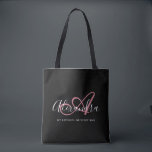 Tote Bag Rose doré girly élégant monogramme de nom en écrit<br><div class="desc">Personnalisez votre joli sac cabas noir tendance avec monogramme ! Le texte ci-dessous peut être personnalisé avec la phrase de votre choix ou même votre nom complet ; vous pouvez également le supprimer si vous le préférez. Si vous avez besoin d'aide, veuillez nous le faire savoir à l'adresse belytaliarecipes@gmail.com, et...</div>