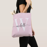 Tote Bag Rose Pâle Élégant Féminin Monogramme Personnalisé<br><div class="desc">Sac fourre-tout personnalisé élégant et moderne avec monogramme et nom de initiale en rose blush et écriture manuscrite. Ce design présente votre prénom dans une jolie typographie de style lettrage manuscrit avec un monogramme initiale en blanc et gris sur fond rose blush ou rose bébé clair. Cadeau féminin idéal pour...</div>