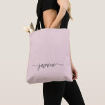 Tote Bag Rose Pâle Féminin Personnalisé Monogramme Nom<br><div class="desc">Sac fourre personnalisé avec monogramme, écriture élégante et nom personnalisé, rose blush minimaliste et féminin. Ce design présentant votre prénom dans un joli style d'écriture manuscrite avec une typographie de signature à fioritures (ou calligraphie) sur un fond rose poussiéreux pastel ou rose blush clair. Cadeau féminin idéal pour un anniversaire,...</div>