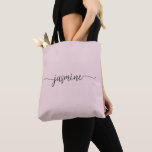 Tote Bag Rose Pâle Simple Féminin Monogramme Nom Personnali<br><div class="desc">Sac fourre-tout personnalisé avec monogramme, écriture de nom personnalisée, rose blush minimaliste, féminin et simple. Ce design présentant votre prénom dans une jolie écriture manuscrite avec une typographie de signature à empattements (ou calligraphie) sur un fond rose pastel poussiéreux ou rose blush clair. Cadeau féminin idéal pour un anniversaire, un...</div>