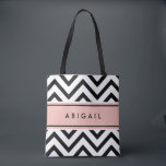 Tote Bag Rose rose noir blanc blanc moderne Chevron Zigzag<br><div class="desc">Portez vos affaires avec style grâce à ce sac fourre-tout moderne et chic. Le design est composé d'un motif zig-zag en chevron noir et blanc, d'une jolie bande rose rose, et de votre nom ou d'un autre texte customisé dans une simple police de typographie noire. Le texte peut être différent...</div>