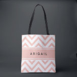 Tote Bag Rose rose noir blanc blanc moderne Chevron Zigzag<br><div class="desc">Portez vos affaires avec style grâce à ce sac fourre-tout moderne et chic. Design dispose d'un joli motif et bande zig-zag de chevron rose rose, et votre nom ou autre texte customisé dans une simple police de typographie noire. Le texte peut être différent à l'avant et à l'arrière du sac....</div>