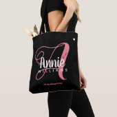 Tote Bag rose Un monogramme en noir (De près)