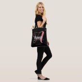 Tote Bag rose Un monogramme en noir (Sur le modèle)