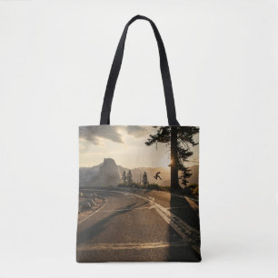 Tote Bag Route asphaltée grise près de la montagne le matin
