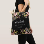 Tote Bag Rustique Floral Mariage Blush Rose Bridesmaitres<br><div class="desc">Surprenez vos demoiselles d'honneur et votre fête de mariée avec ce sac fourre-tout absolument magnifique avec une bordure rose rousse romantique et trois lignes de texte personnalisé ensemble contre un arrière - plan noir étonnant (changer facilement la couleur arrière - plan pour correspondre à vos couleurs mariages). Ajoutez le nom...</div>