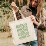 Tote Bag Sage Green Boho Retro Bachelorette personnalisée<br><div class="desc">Vous cherchez un cadeau de douche de nage parfait? Ne cherchez pas plus loin que notre sac fourre-tout retro personnalisé de sauge vert! Ce sac est parfait pour toute future mariée, et peut être personnalisé avec vos propres messages spéciaux. Notre sac fourre-tout est également idéal pour une utilisation comme cadeau...</div>