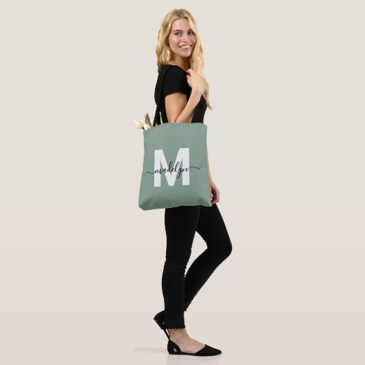 Tote Bag Sage Green Modern Script Nom Monogramme (Sur le modèle)