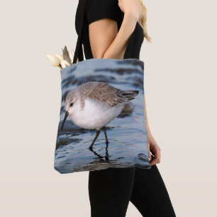 Tote Bag Sanderling se promène sur une plage d'hiver