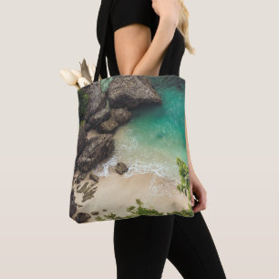 Tote Bag Sandy Beach Cove avec arbres verts, rochers et oc