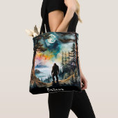 Tote Bag Sasquatch debout sur la crête surplombant l'océan (De près)