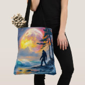 Tote Bag Sasquatch debout sur une rive océanique (De près)