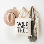 Tote Bag Sauvage et libre<br><div class="desc">Offrez-vous un esprit audacieux et aventureux avec nos vêtements et nos cadeaux personnalisés avec un graphique typographique "Wild and Free" en noir et blanc et un design design boho. Parfaits pour les esprits libres et les amateurs de design moderne et minimaliste, ces objets font une grande déclaration pour toute occasion....</div>