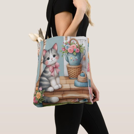 Tote Bag Scène de patchwork floral avec un chat sur une vér (De près)