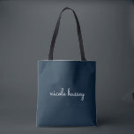 Tote Bag Script bleu marine | Moderne Monogramme élégant<br><div class="desc">Un design simple et design personnalisé monogramme dans un décontracté écrit à la main en bleu marine et blanc monochrome frappant. Le monogramme peut facilement être personnalisé pour rendre un design aussi unique que vous êtes ! Le cadeau ou accessoire tendance parfait pour toute occasion.</div>