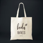 Tote Bag Script botanique tendance | Brides Baes<br><div class="desc">Ce sac fourre-tout branché dit "baes de la mariée" dans la typographie noire moderne,  avec un accent botanique. Une façon parfaite pour la fête de la mariée de célébrer en style!</div>