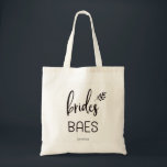 Tote Bag Script botanique tendance | Brides Baes<br><div class="desc">Ce sac fourre-tout branché dit "baes de la mariée" dans la typographie noire moderne,  avec un accent botanique. Une façon parfaite pour la fête de la mariée de célébrer en style!</div>
